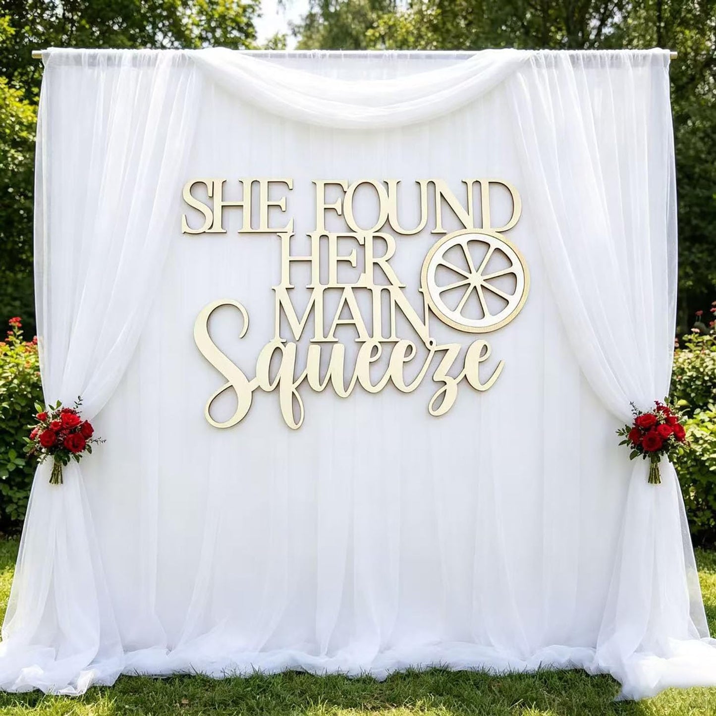"She Found Her Main Squeeze" Wooden Sign for Backdrop, Fruit Lemon Bridal Shower Wall Decor Sign for Lemon Theme Wedding Engagement Bachelorette Party Backdrop Decoration Supplies