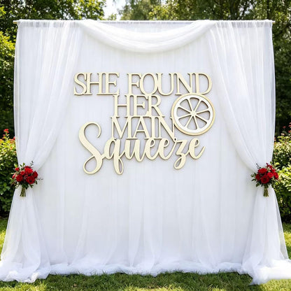 "She Found Her Main Squeeze" Wooden Sign for Backdrop, Fruit Lemon Bridal Shower Wall Decor Sign for Lemon Theme Wedding Engagement Bachelorette Party Backdrop Decoration Supplies