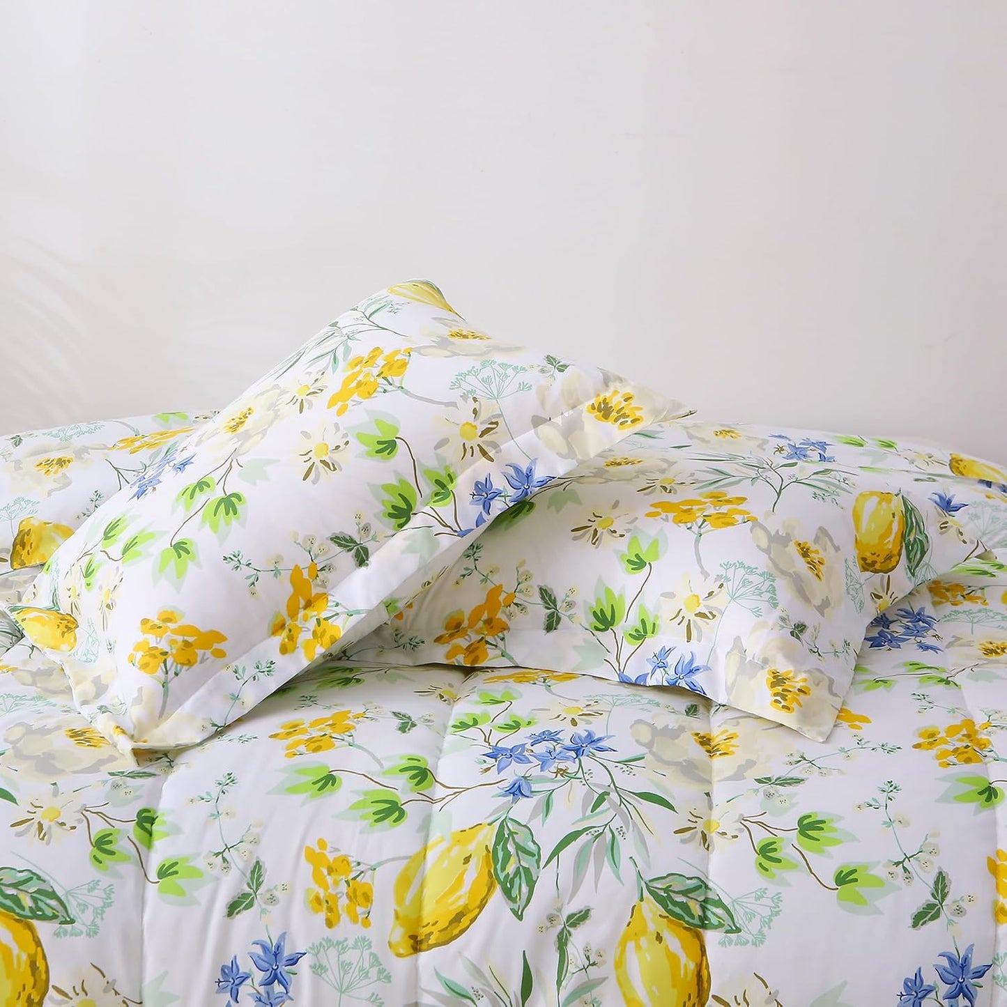 Floral Full Size Comforter Sets, Lemon Blossoms Patterned Bed in a Bag for All Seasons, 3-Piece Farmhouse Rustic Bedding Set with Fluffy Quilted Reversible Comforter & 2 Pillow Shams