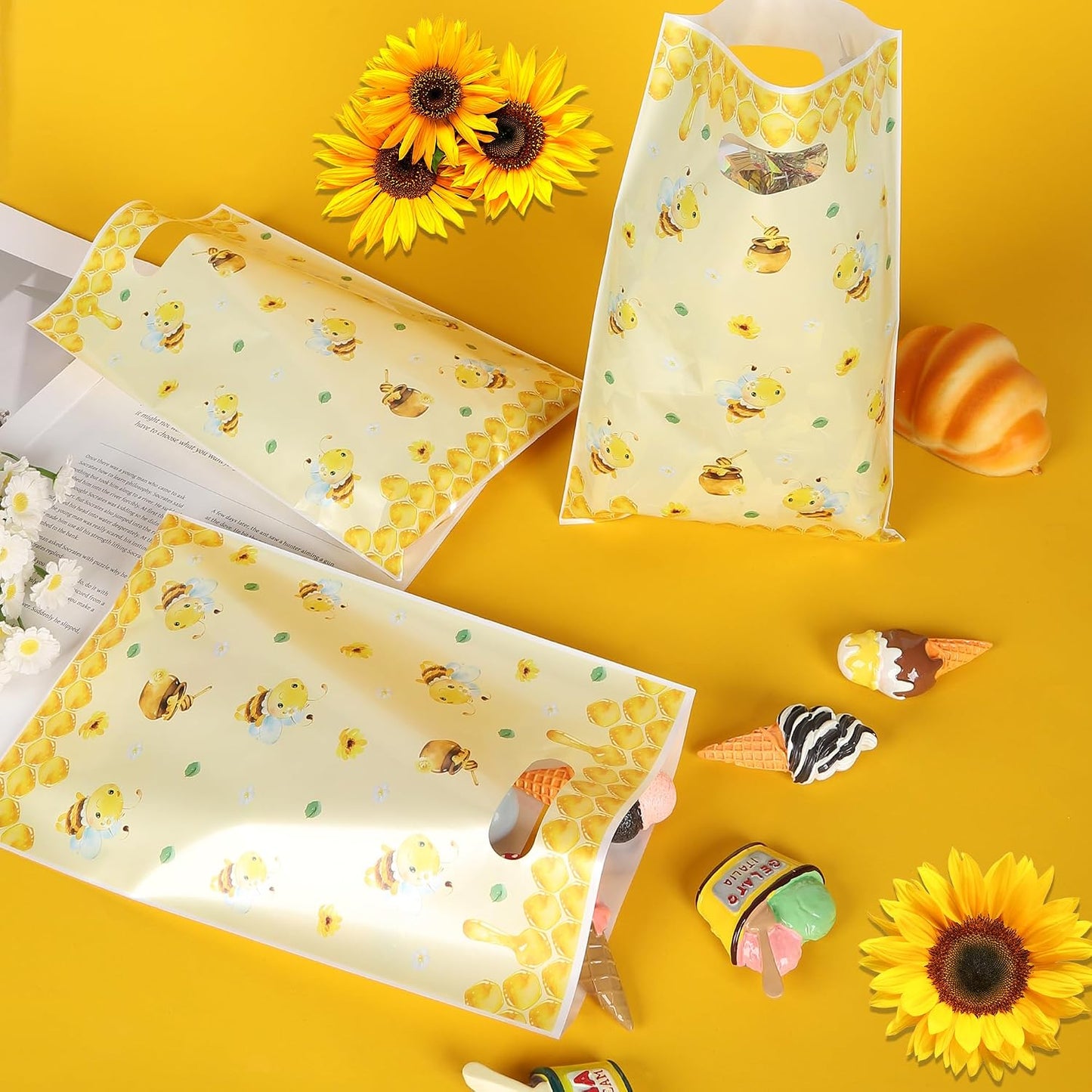 25Pcs Bee Party Favor Bags with Handles Plastic Waterproof Goodie Candy Snacks Bag Yellow Gift Pack for Honeybee Themed Birthday Party Decoration Honey Business Supplies, 9.8 x 6.3 in