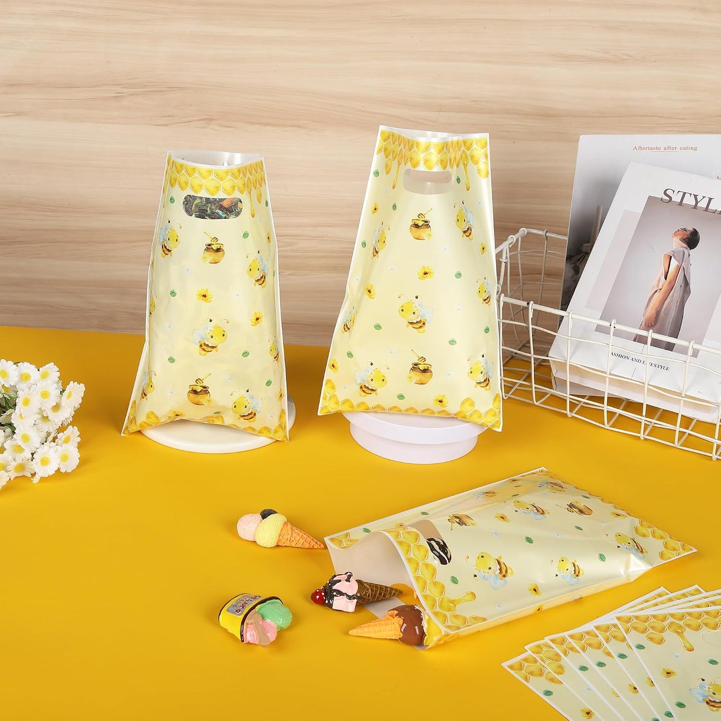 25Pcs Bee Party Favor Bags with Handles Plastic Waterproof Goodie Candy Snacks Bag Yellow Gift Pack for Honeybee Themed Birthday Party Decoration Honey Business Supplies, 9.8 x 6.3 in