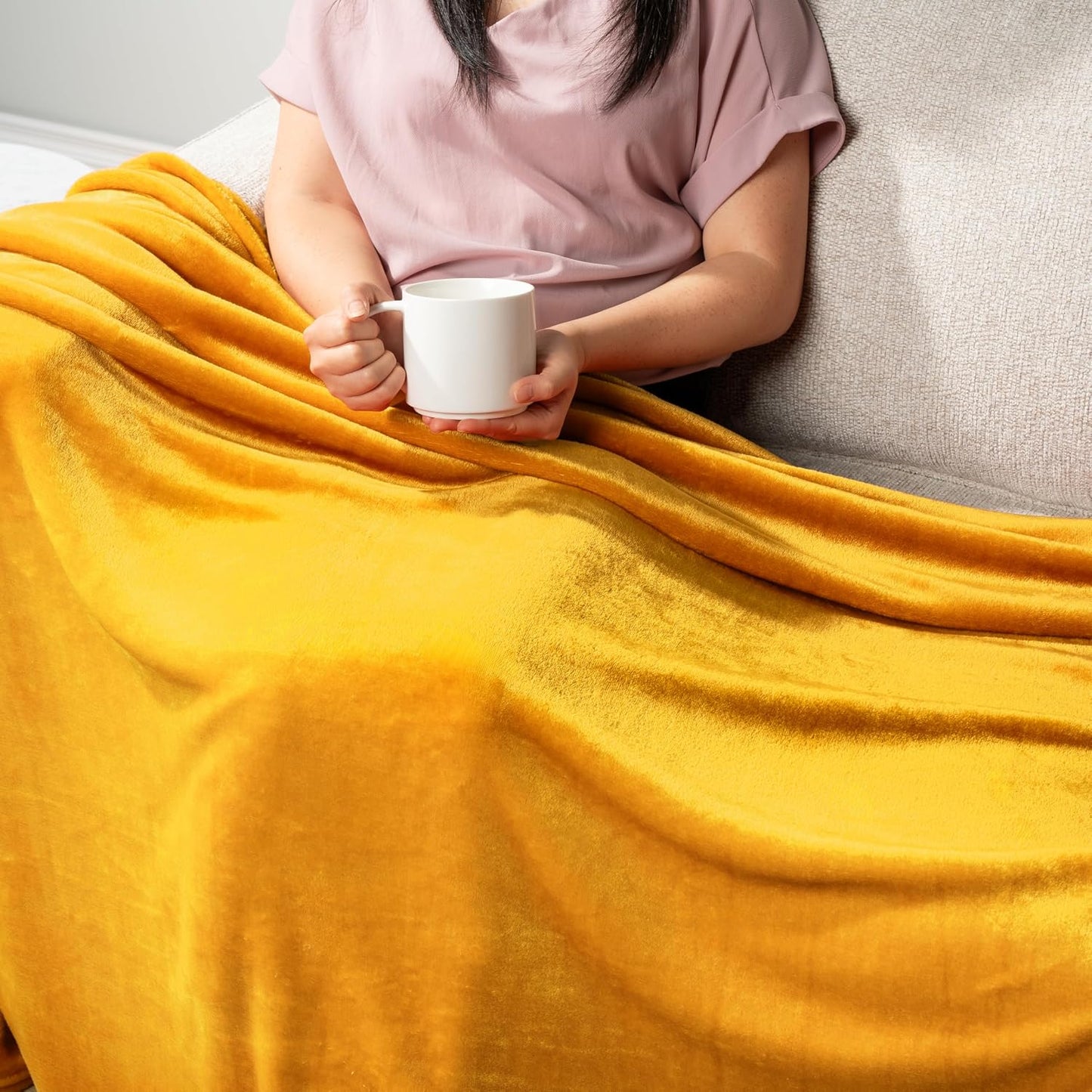 PAVILIA Mustard Yellow Fleece Throw Blanket for Couch, Gold Soft Fuzzy Flannel Throw for Sofa, Luxury Plush Microfiber Bed Blanket, Cozy Home Decorative Velvet Gift Blanket, 50x60