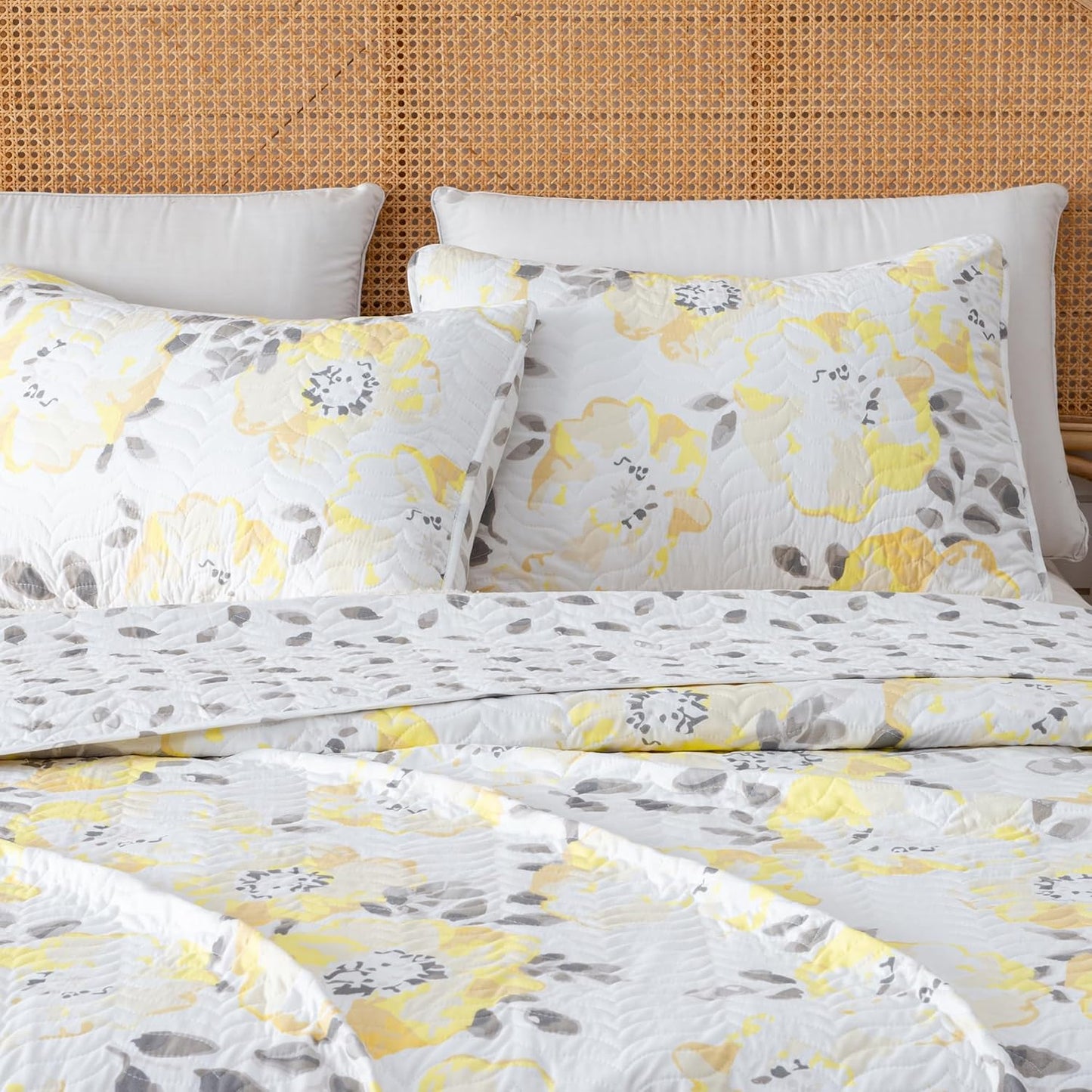 Floral King Quilt Set with Shams, Yellow Floral Bedding Set, All-Season, Lightweight Bedspread. Reversible. Farmhouse Bedding. (King, Helene)