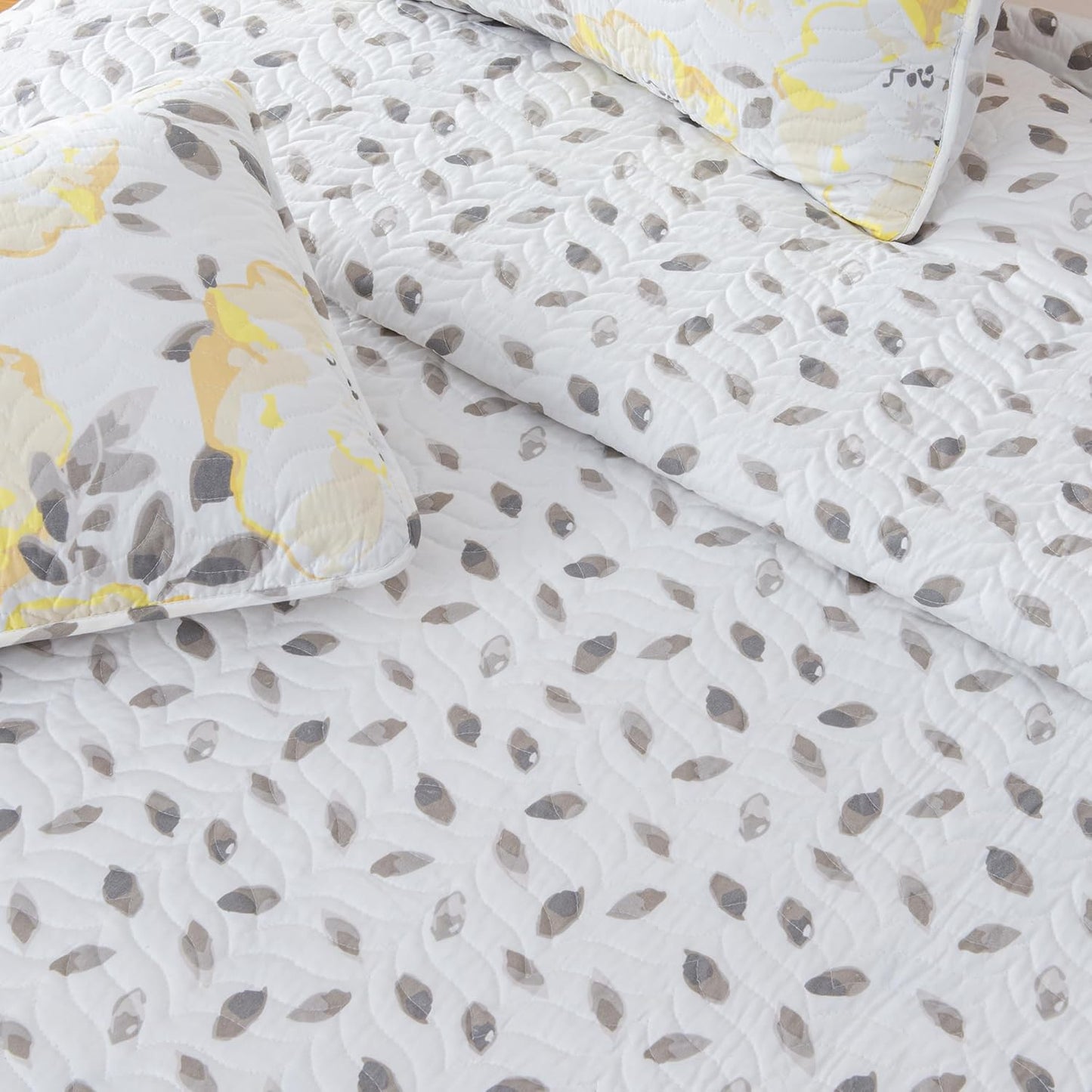 Floral King Quilt Set with Shams, Yellow Floral Bedding Set, All-Season, Lightweight Bedspread. Reversible. Farmhouse Bedding. (King, Helene)