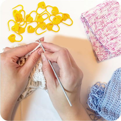 500PCS Plastic Crochet Stitch Markers, Heart Shape Locking Needle Clips for Knitting Sewing Handmade Projects DIY Craft Supplies, Knitting Stitch Counter Needle Pin (Yellow)