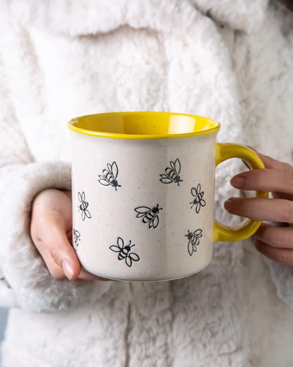 22 OZ Large Ceramic Coffee Mugs, Oversized Soup Cups With Big Handle for Men Women Dad Mom, Big Mug With Textured Bees Patterns for Office & Home -Microwave Safe, 2 Pcs
