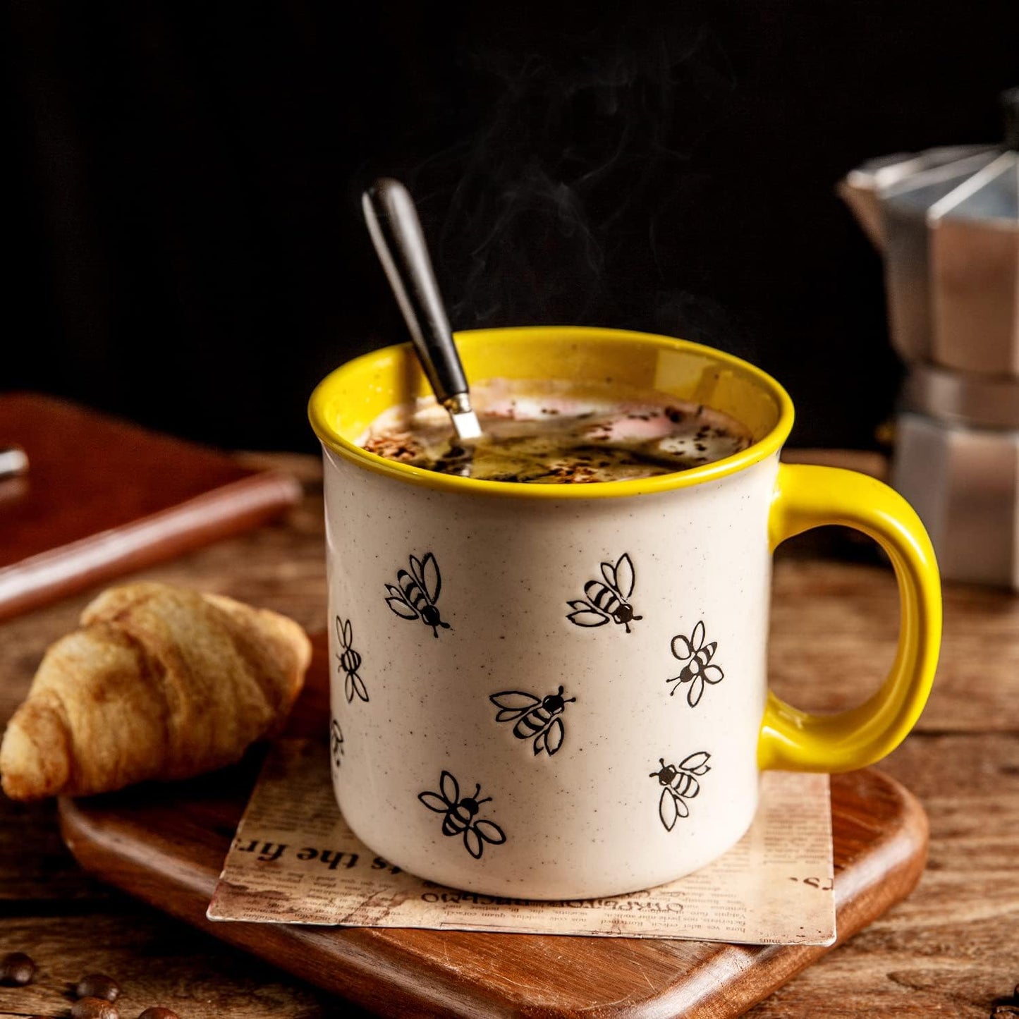 22 OZ Large Ceramic Coffee Mugs, Oversized Soup Cups With Big Handle for Men Women Dad Mom, Big Mug With Textured Bees Patterns for Office & Home -Microwave Safe, 2 Pcs