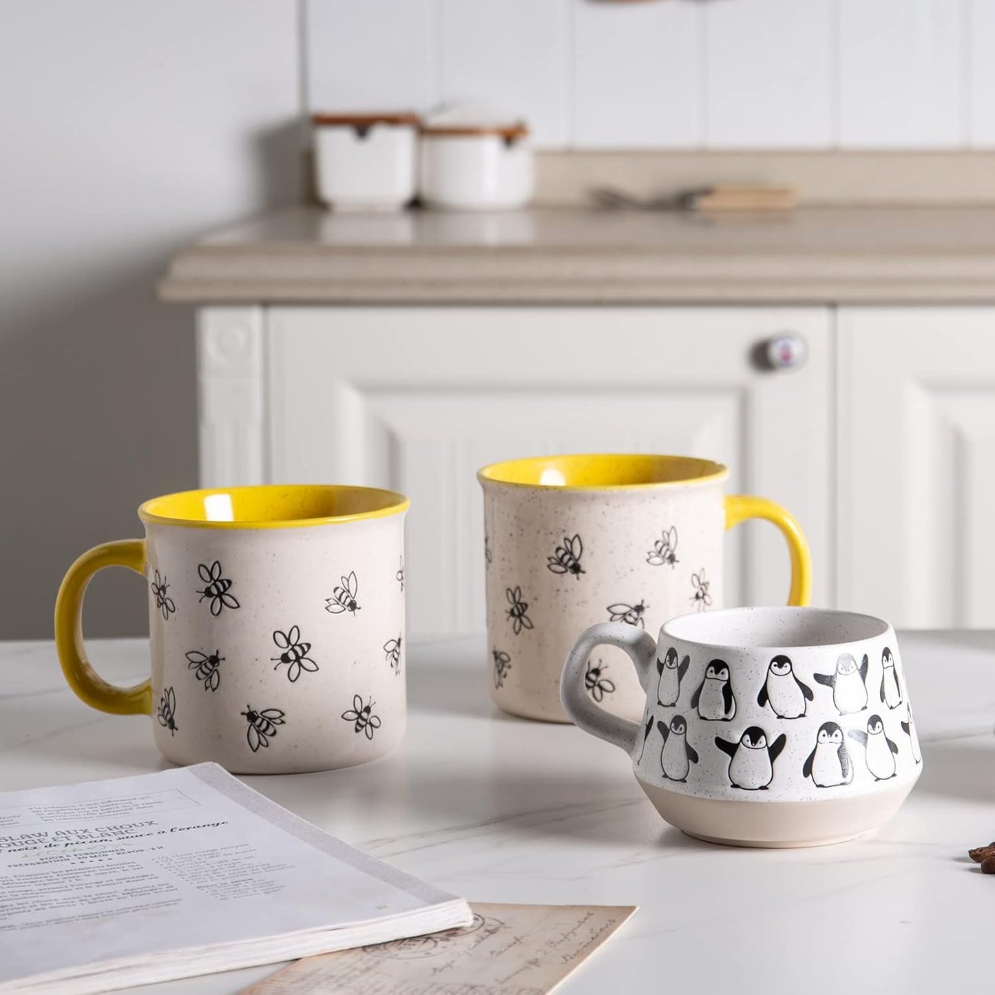22 OZ Large Ceramic Coffee Mugs, Oversized Soup Cups With Big Handle for Men Women Dad Mom, Big Mug With Textured Bees Patterns for Office & Home -Microwave Safe, 2 Pcs