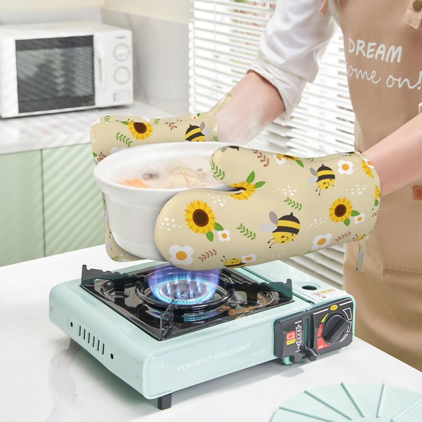 Summer Bee Sunflowers Oven Mitts Pot Holders Set Silicone Yellow Cute Bees Kitchen Oven Mitts Heat Resistant Spring Sunflower Potholders Non-Slip 4pcs Hot Pads and Oven Gloves Sets for BBQ