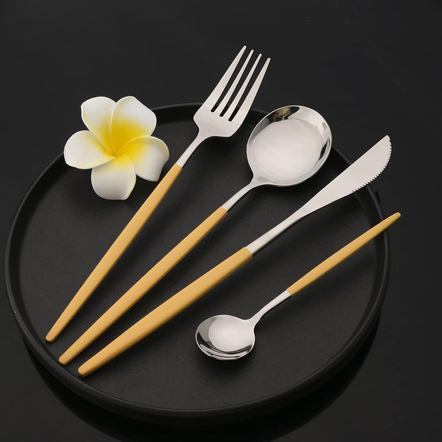 Flatware Set 24 Piece, Stainless Steel Silverware Set, Macaron Small Fresh Color Cutlery Set, Modern Elegant Tableware Set for Party, Christmas, Dinner (Yellow Silver)