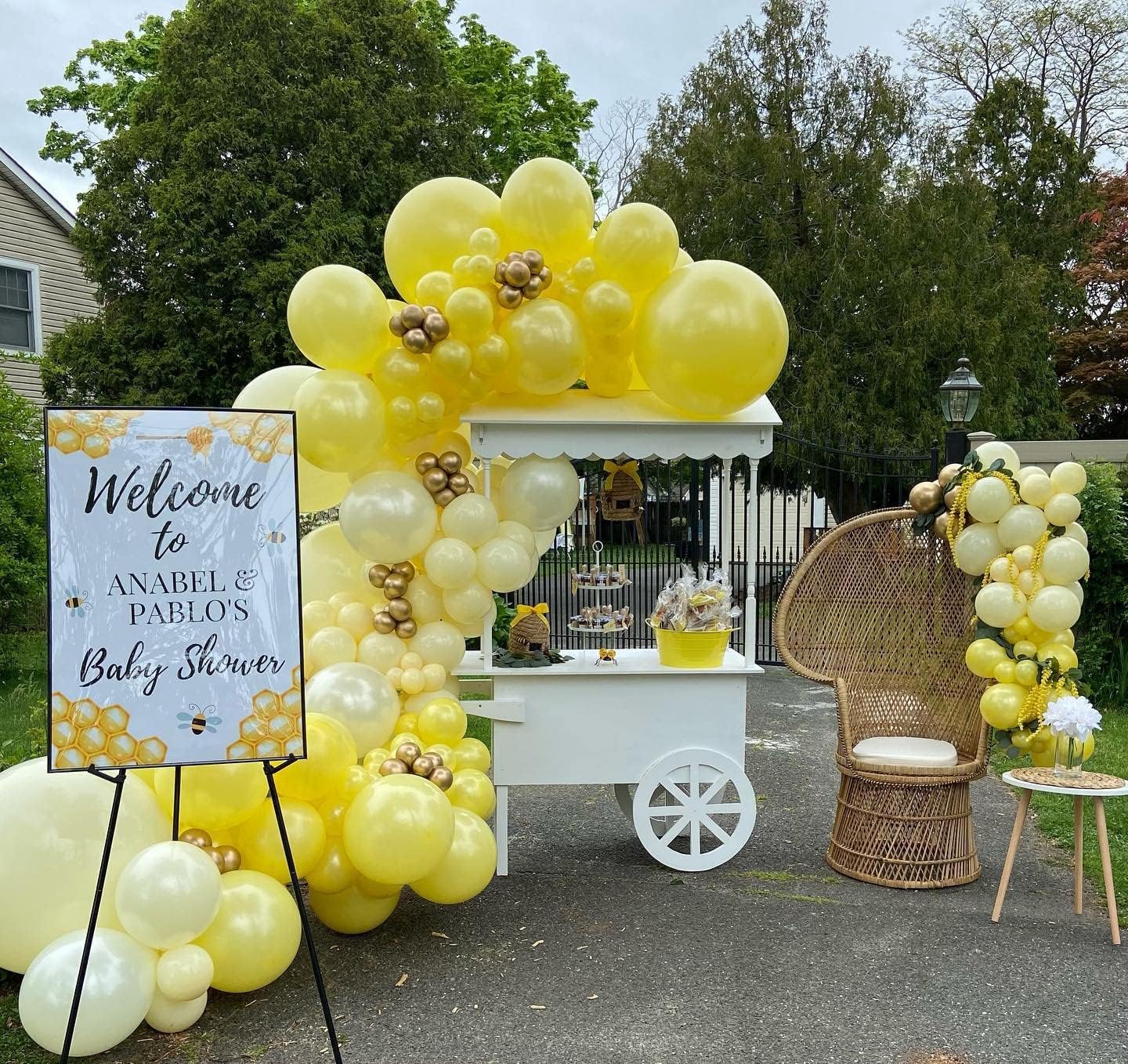 124pcs Yellow Balloon Arch Kit, Lemon Daisy Honeybee Theme Yellow and Gold Balloons for Birthday Parties, Wedding, Baby Shower Party, Anniversary Party Decoration
