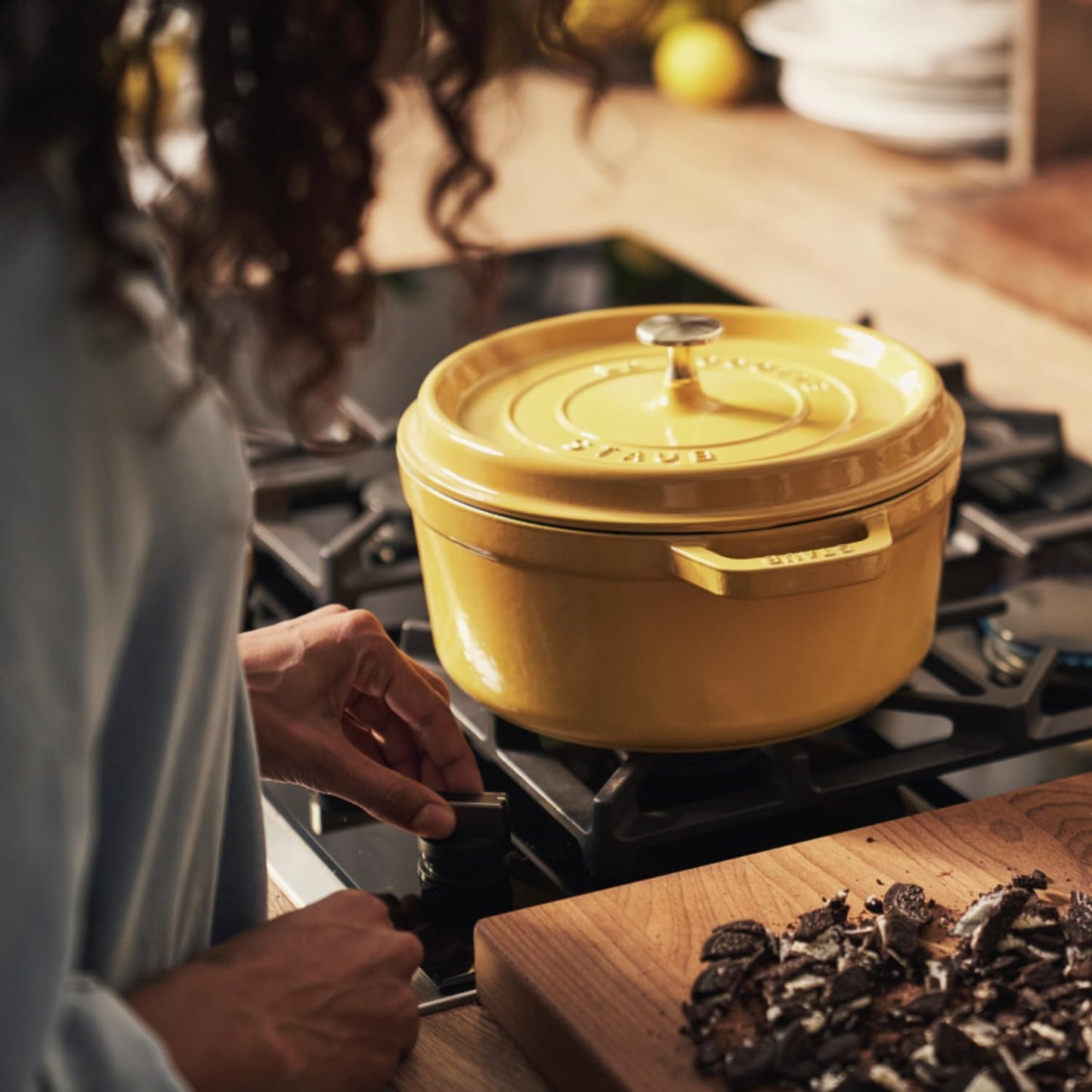 Enamelled Cast Iron Casserole Dish with Lid, Suitable for All Heat Sources Including Induction, 4 People, Round, 24 cm, 3.70 L, 4.7 kg, Lemon