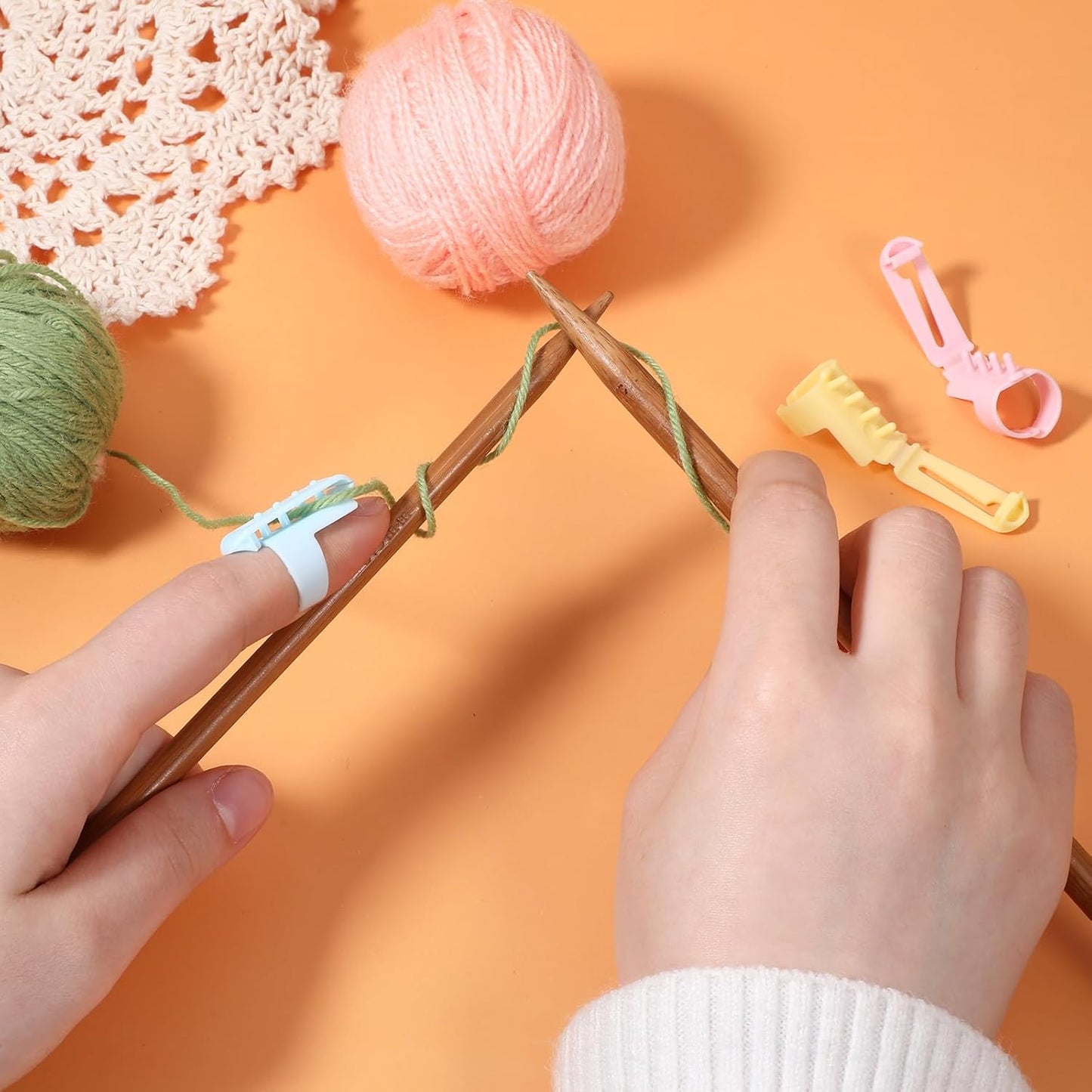 3PCS Yarn Guide Ring for Crocheting, Plastic Yarn Guide Ring Crocheting Knitting Tool, Adjustable Crafts Accessories (Pink, Blue and Yellow)