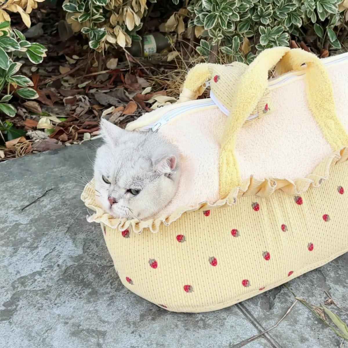 Soft Strawberry Print Portable pet Travel Bag, Cozy cat Bed with Full-Body wrap Design, Suitable for Small Dogs and Cats (Yellow,Within 13.23 lbs)