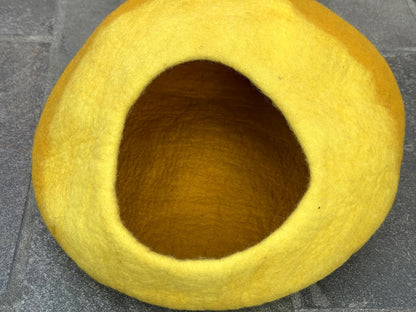 Handmade Felt Cat Cave Bed – Yellow & Golden Yellow Wool Cat House, Cozy Enclosed Pet Bed for Indoor Cats, Warm Nest Sleeping Pod for Kittens and Small Pets