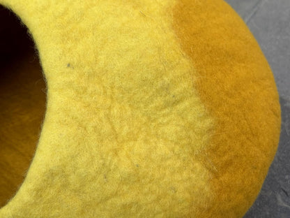 Handmade Felt Cat Cave Bed – Yellow & Golden Yellow Wool Cat House, Cozy Enclosed Pet Bed for Indoor Cats, Warm Nest Sleeping Pod for Kittens and Small Pets