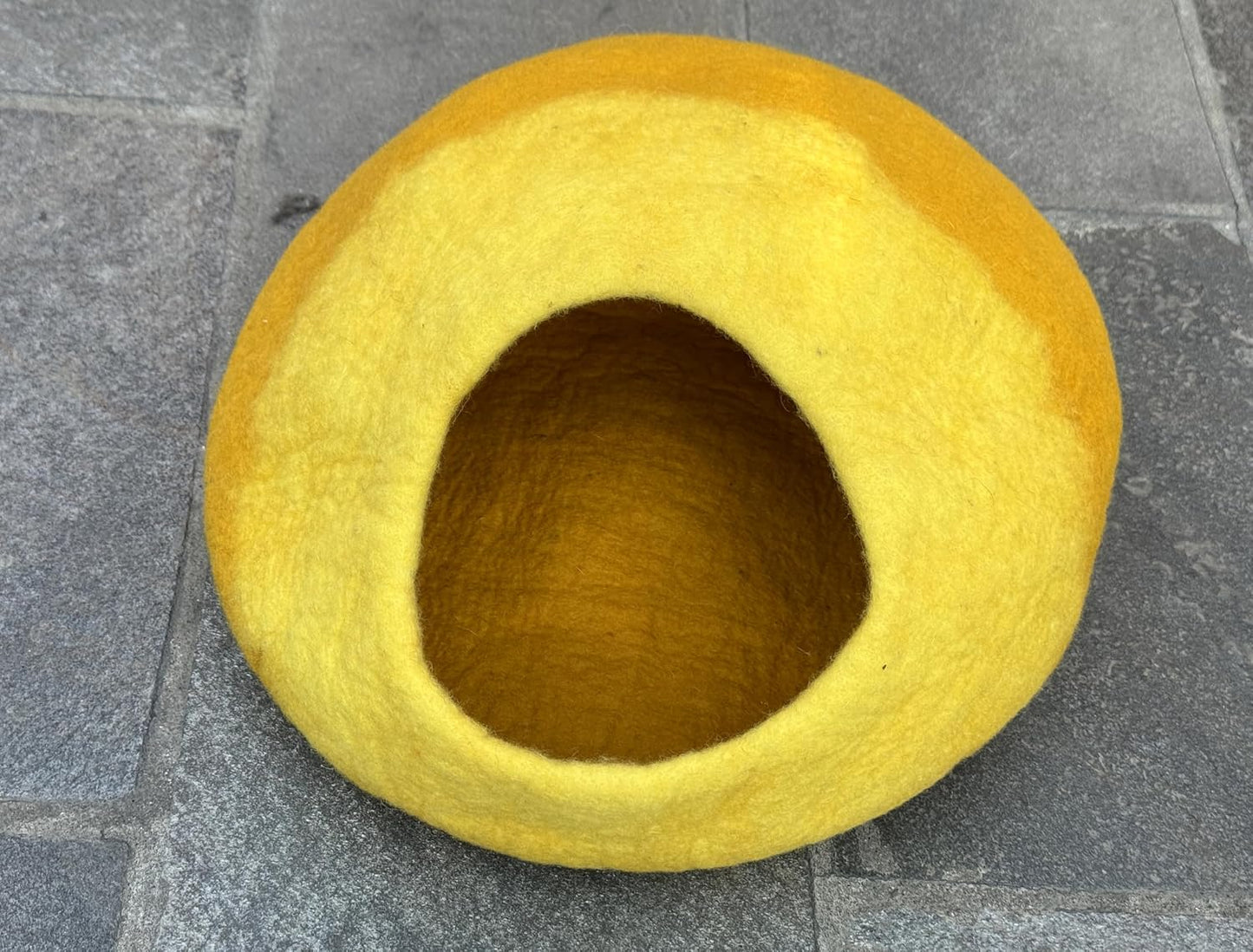 Handmade Felt Cat Cave Bed – Yellow & Golden Yellow Wool Cat House, Cozy Enclosed Pet Bed for Indoor Cats, Warm Nest Sleeping Pod for Kittens and Small Pets