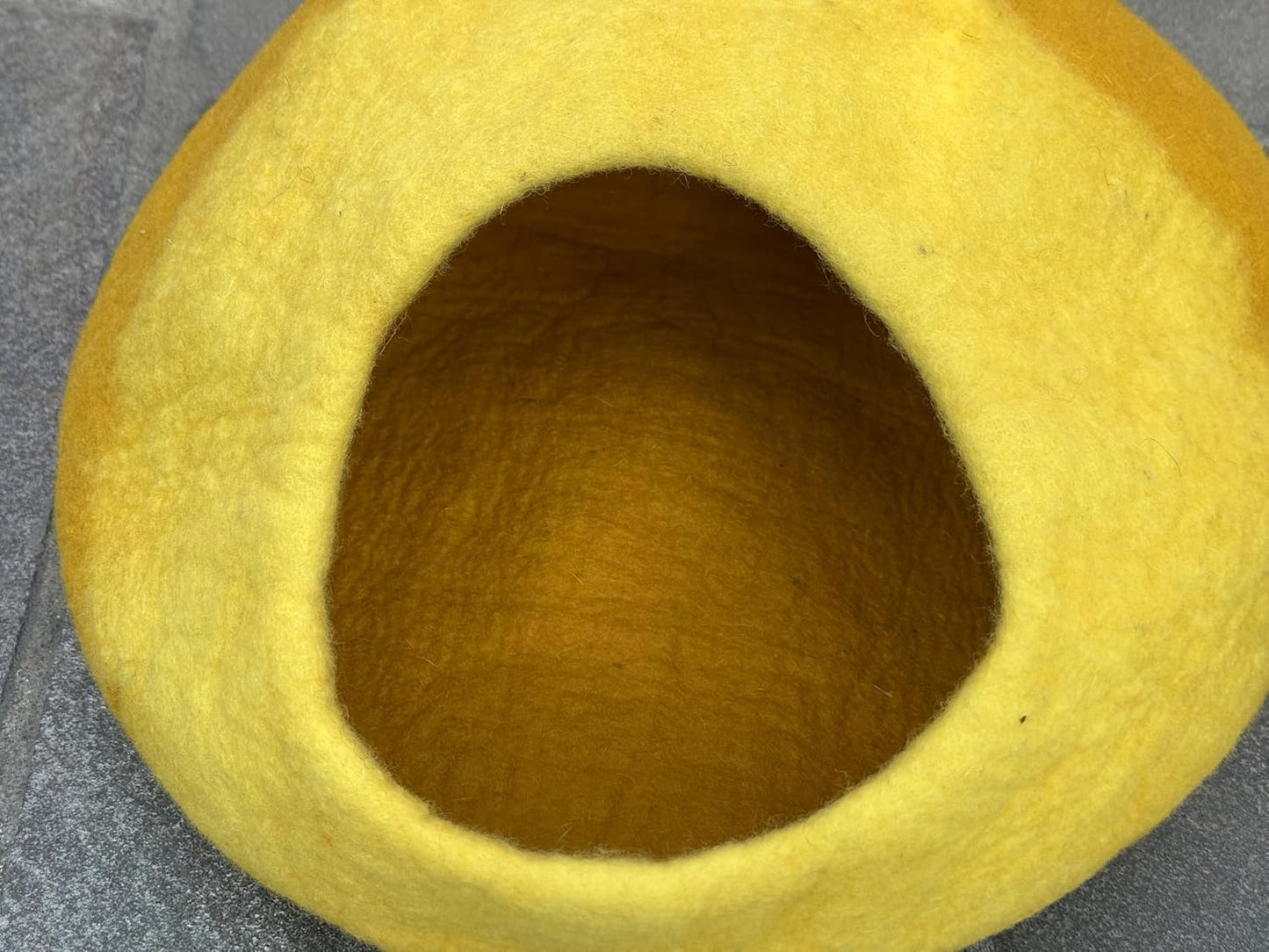 Handmade Felt Cat Cave Bed – Yellow & Golden Yellow Wool Cat House, Cozy Enclosed Pet Bed for Indoor Cats, Warm Nest Sleeping Pod for Kittens and Small Pets