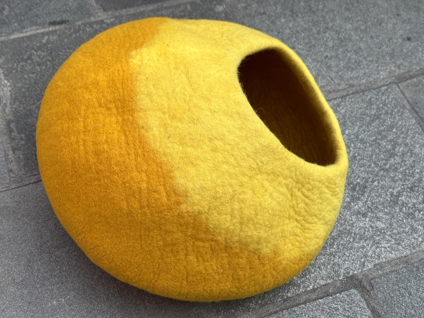 Handmade Felt Cat Cave Bed – Yellow & Golden Yellow Wool Cat House, Cozy Enclosed Pet Bed for Indoor Cats, Warm Nest Sleeping Pod for Kittens and Small Pets