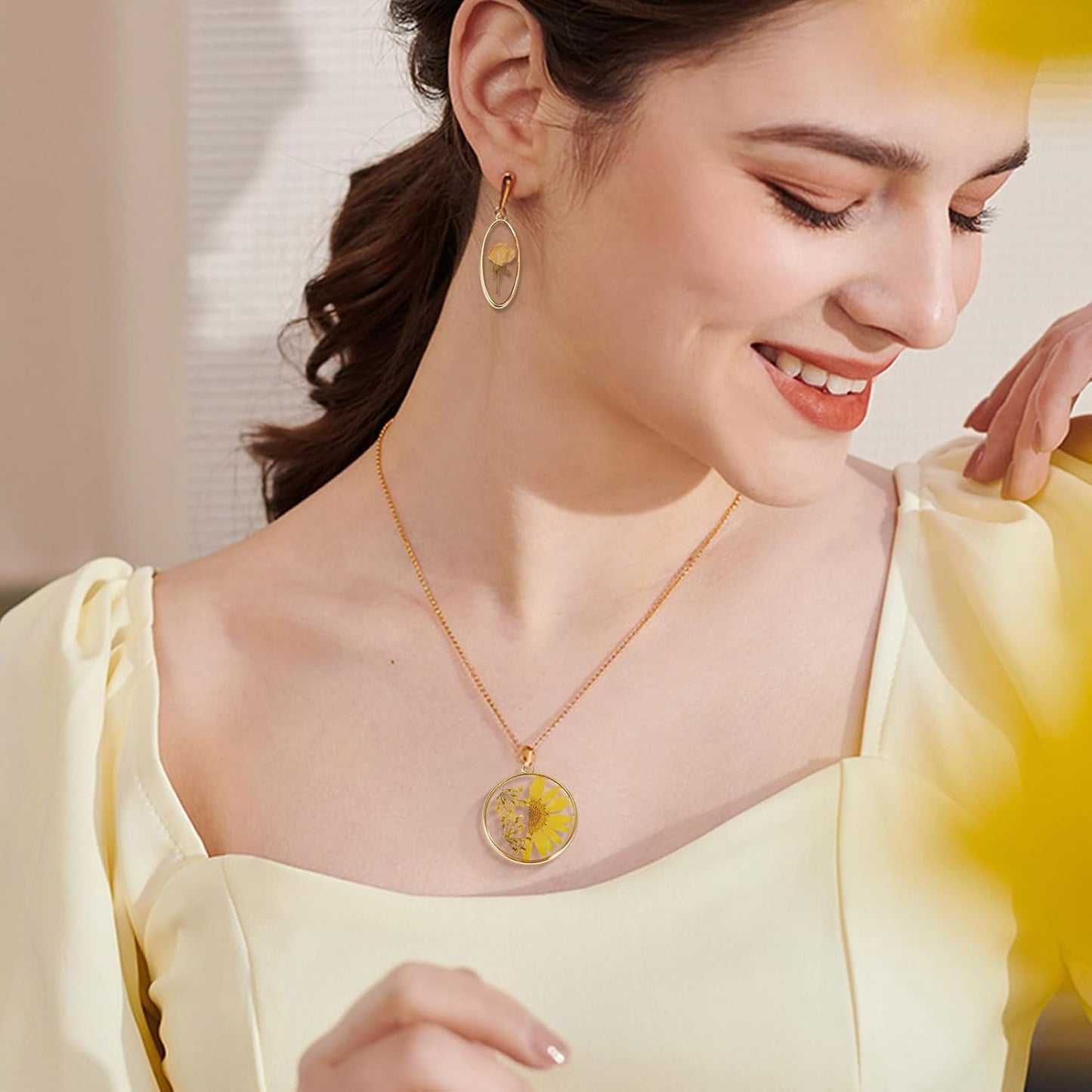 Elecrelive 10Pcs Resin Dried Flower Pendants Yellow Pressed Flower Charms Epoxy Resin Pendants for Necklace Floral Keychain Mothers Day Jewelry