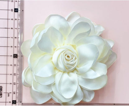 Rose Brooch and Pin for Women Elegant Delicate Flower Pin Shawl Clip Duck Beak Clip for Women's Dress Banquet Party Jewelry Gift