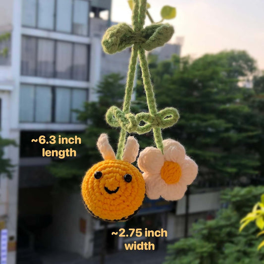 Cute Crochet Bee Daisy Rearview Mirror Hanging Car Accessories, Rear View Mirror Hanging Bee Ornament Accessories for Women and Men, Handmade Cute Car Interior Decor Gift