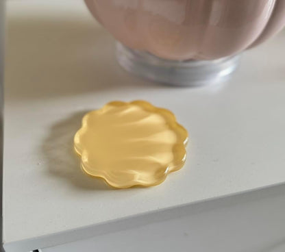 Scalloped Acrylic Drink Coaster Set 4‑Pack with Holder – Light Yellow Minimalist Beverage Coasters, Non‑Slip Table Protector, Modern Housewarming Gift
